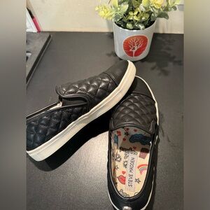 Girls size 5 Steven Madden Black Quilted side ons